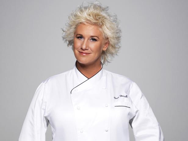 Anne Burrell makes Italian restaurant style linguine and clams.